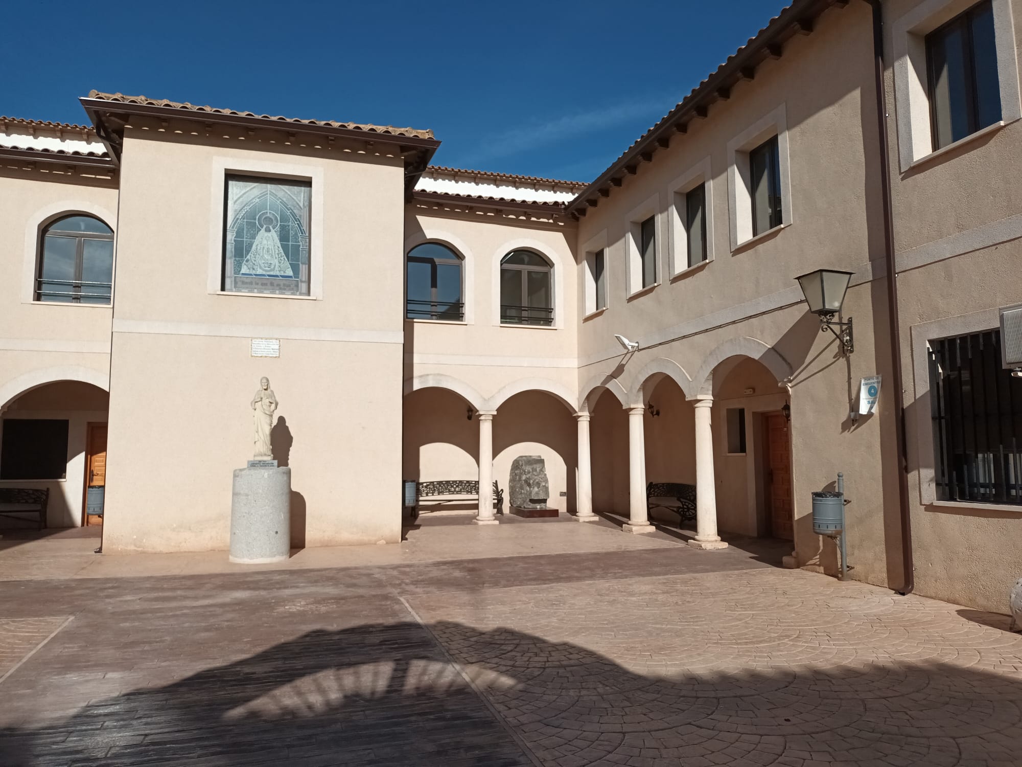 Traslado de la piedra expuesta en la Casa de Piedra al patio del Centro Parroquial