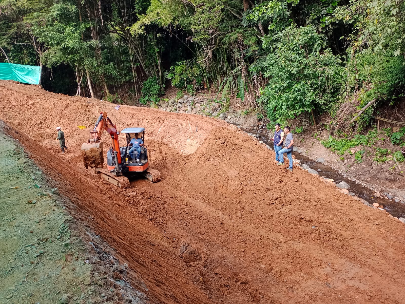 Adelantamos la construcción de muro de contención en el corregimiento La Zapata para contener el talud de la vía -
