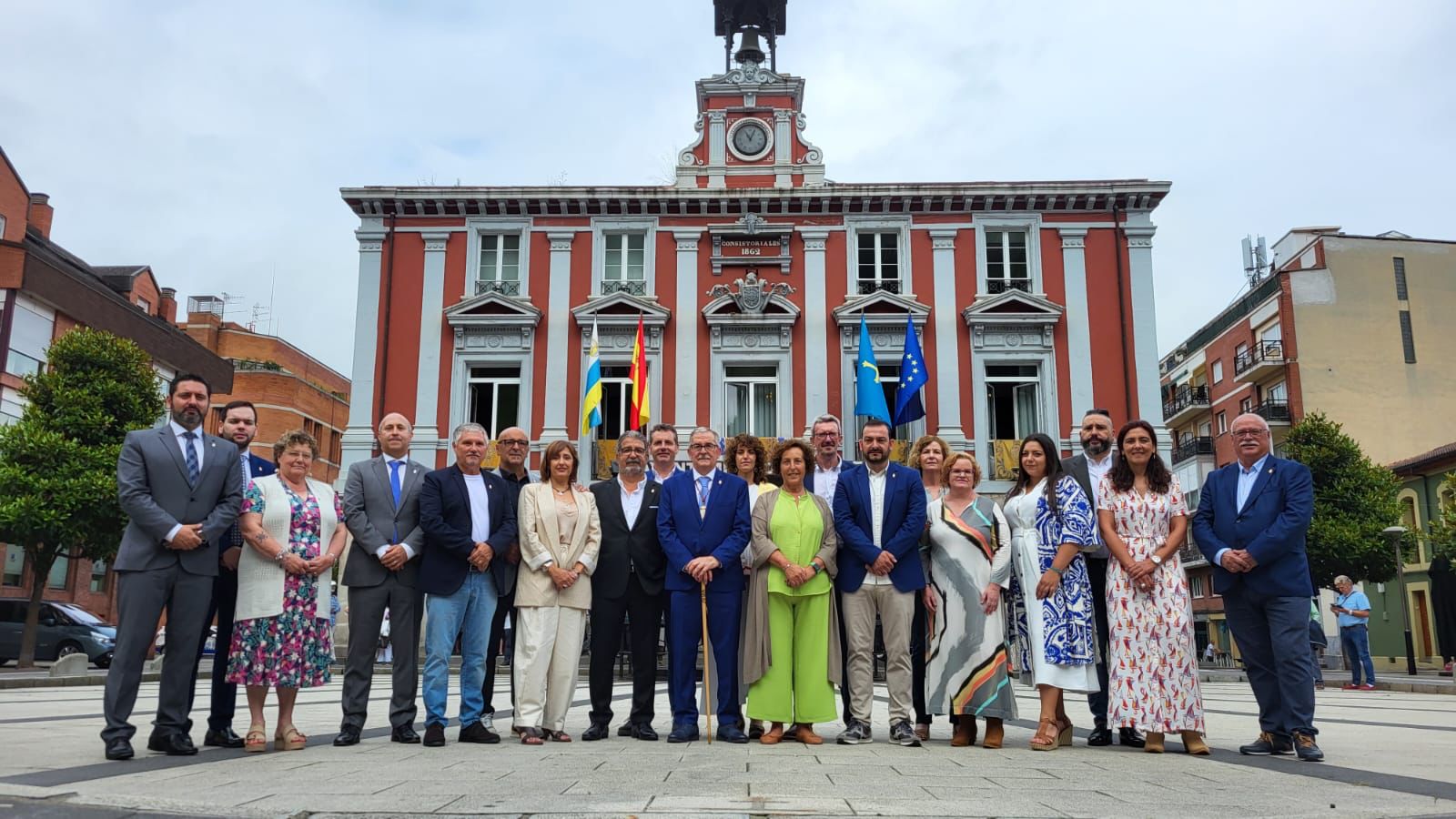 Constituida la nueva corporación municipal de Mieres, que ha nombrado Alcalde a Aníbal Vázquez