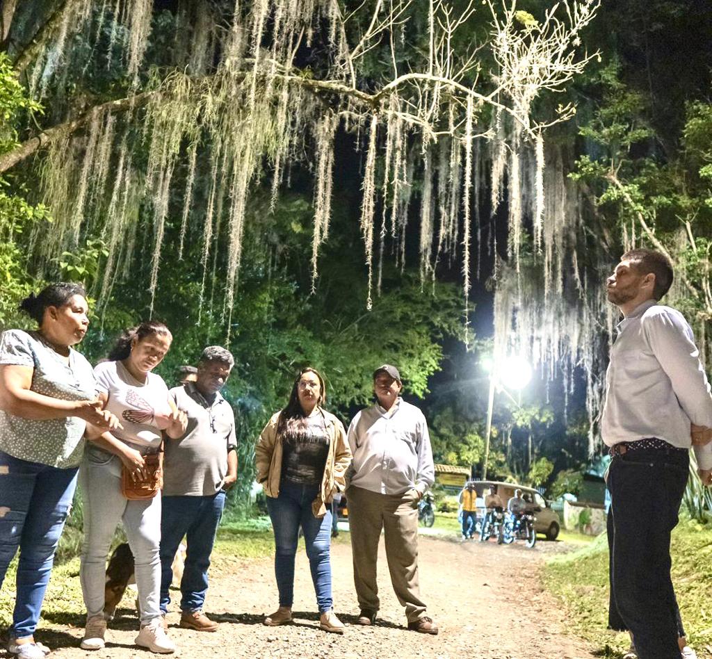 Entregamos la iluminación de la vía San Emigdio, una obra fundamental para la comunidad de esta zona rural -