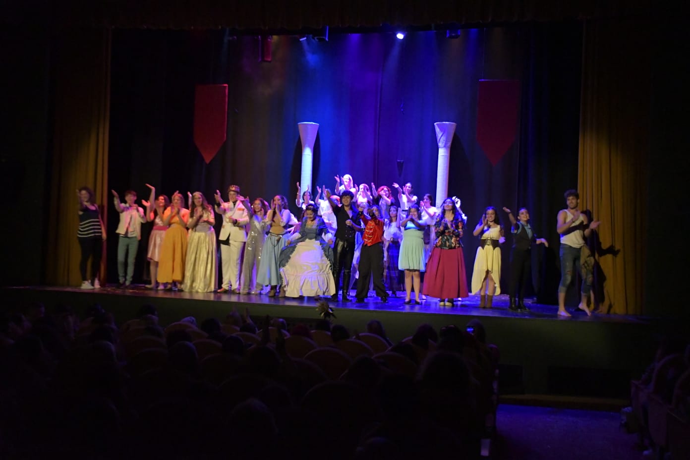 Jóvenes de Cúllar Vega llevan a escena el musical ‘La Cenicienta’ con todas las entradas vendidas