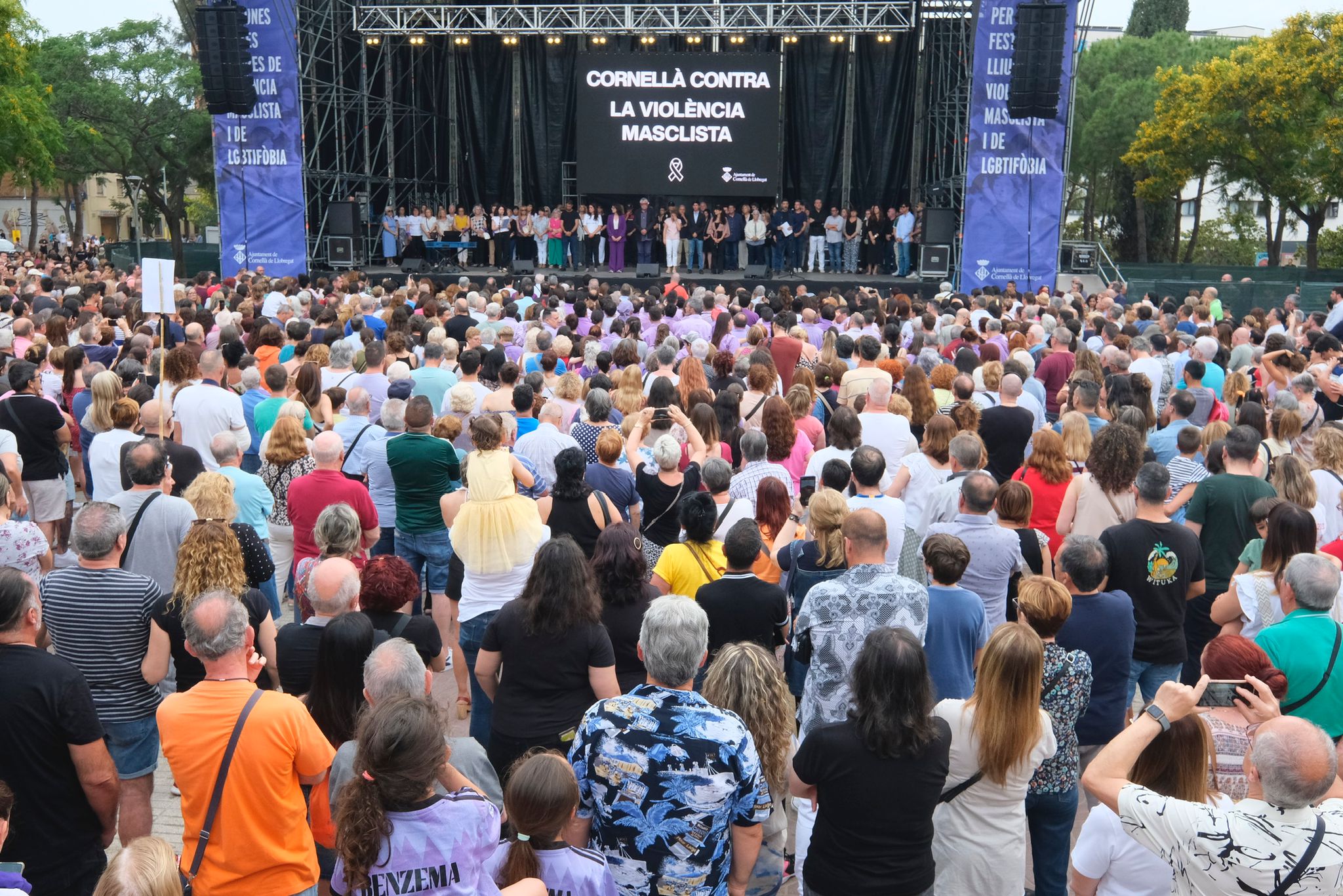 Miles de personas rechazan la violencia machista en Cornellà