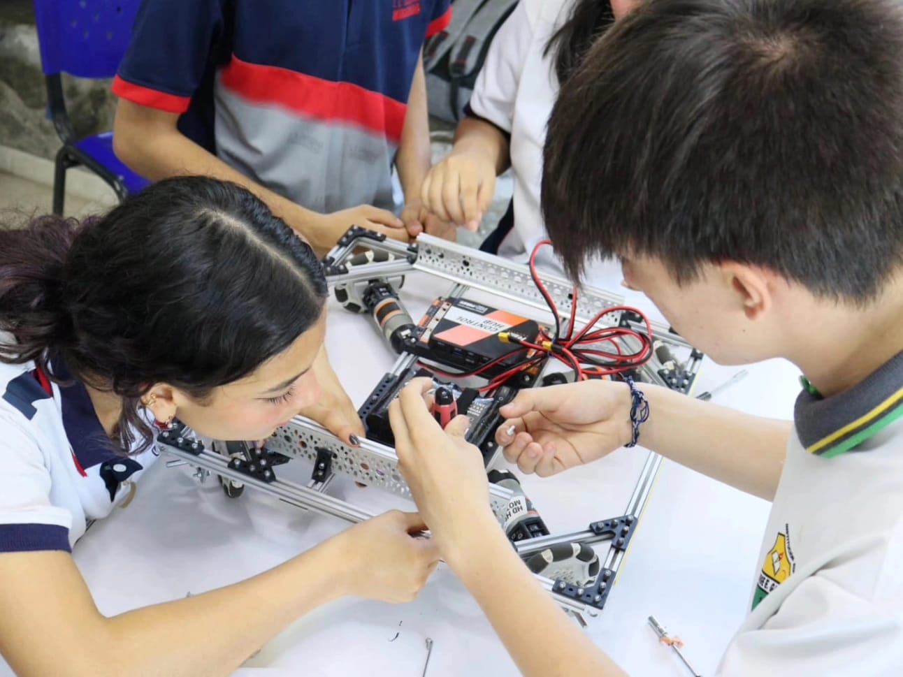 ¡Grandes noticias! Estudiantes y docentes palmiranos representarán a Colombia en el Mundial de Robótica en Singapur -