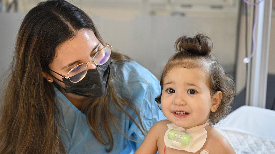 El Marañón desarrolla un programa para formar a los padres en el cuidado de niños dependientes de alta tecnología sanitaria