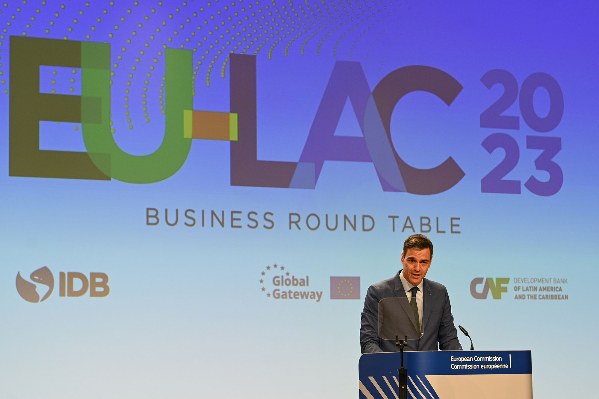 "Europa y la CELAC se encuentran en una situación esperanzadora para equilibrar necesidades e intereses en áreas prioritarias para sus economías" [Presidente/Actividad]