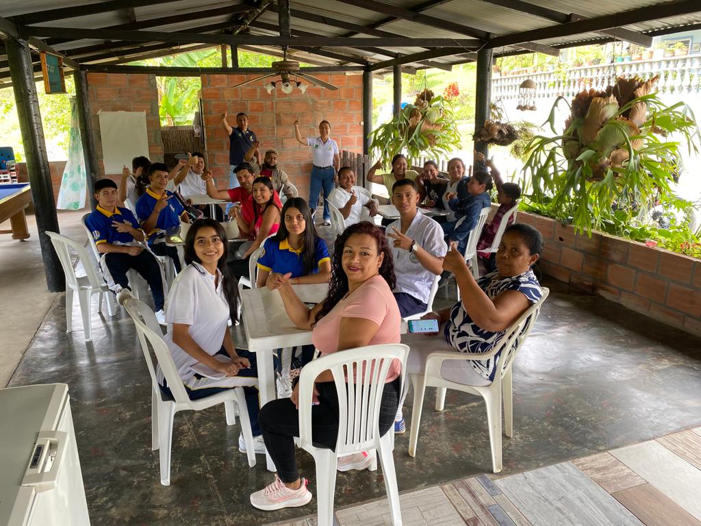 Estudiantes y adultos de San Emigdio participan en la formulación del Plan Comunitario de Riesgo de la zona -