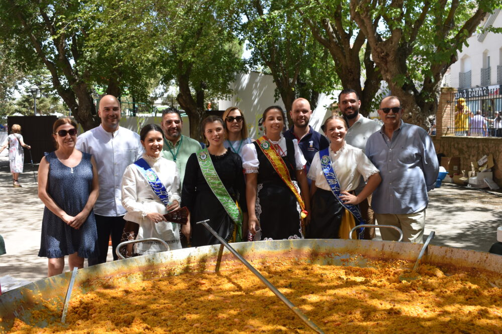 Éxito de la paella en honor a los ausentes en el colegio Colón Parque