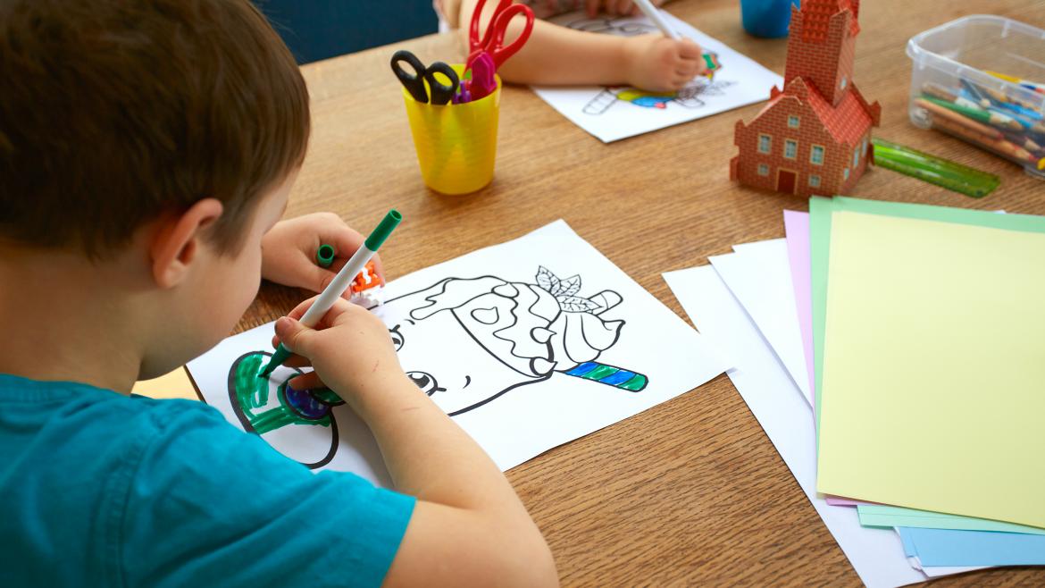 La Comunidad de Madrid inicia el proceso para buscar familias que acojan a menores tutelados durante el curso escolar