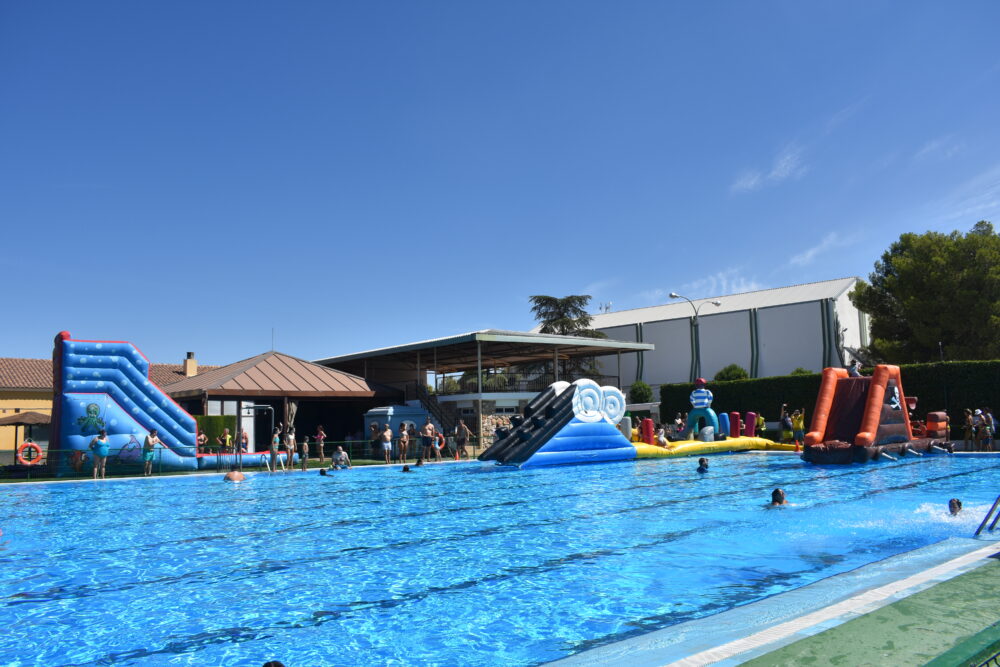 La piscina municipal se convierte en parque acuático para disfrute de los pequeños