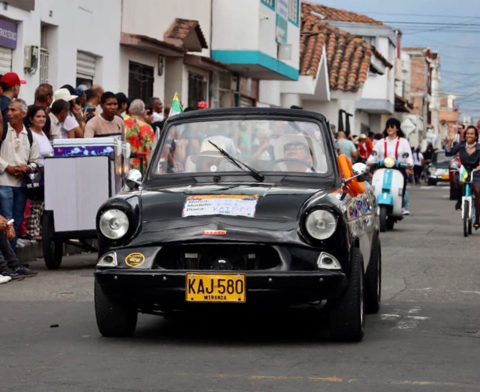 Más de 250 carros engalanaron las calles de Palmira con el desfile de Autos Clásicos y Antiguos -
