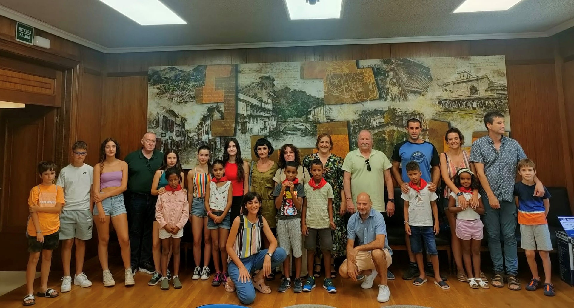 Recibimiento en el ayuntamiento a las familias de Tierra Estella que acogen menores saharauis dentro del proyecto ‘Vacaciones en paz’ – Ayuntamiento Estella-Lizarra Udala