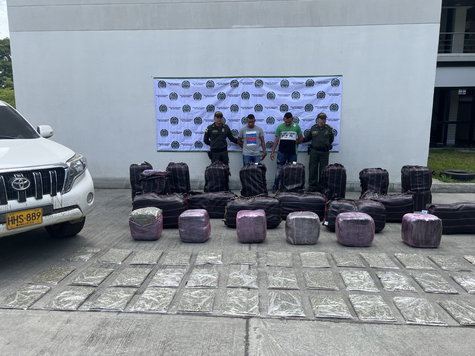 Capturamos a dos sujetos que transportaban casi una tonelada de marihuana en un carro de alta gama por zona rural de Palmira -