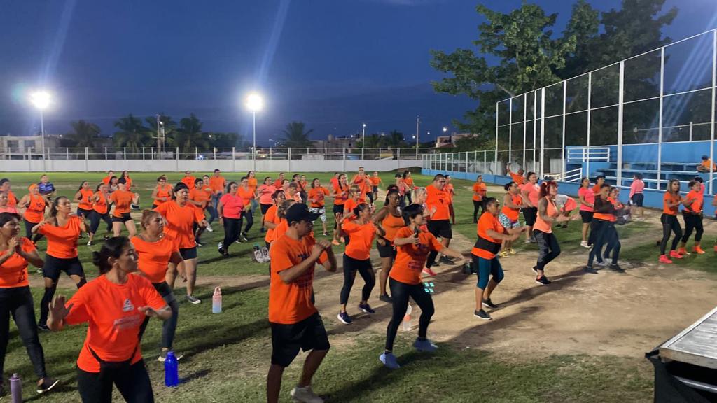 Celebran Dia Naranja bailando en Puerto Aventuras – H. Ayuntamiento de Solidaridad