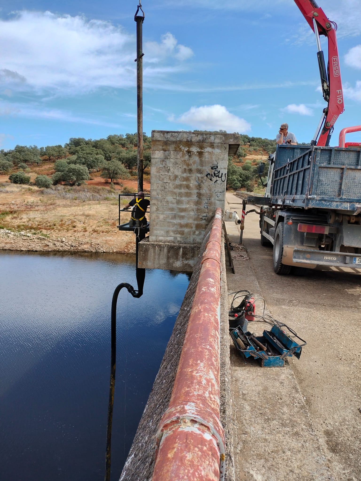Comienzan los trabajos de sustitución de la bomba de extracción de agua del pantano de Cazalla de la Sierra. – Cazalla de la Sierra