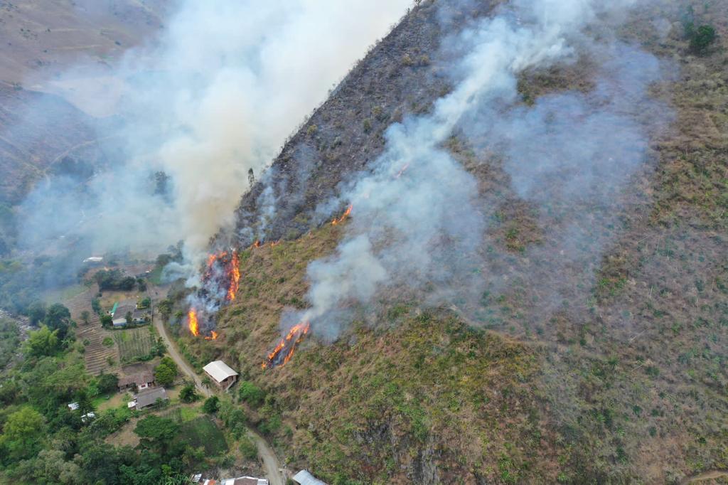 Desde Palmira solicitamos el bambi bucket de la Fuerza Aérea para apagar el fuego que afecta flora y fauna de parte alta de la montaña -
