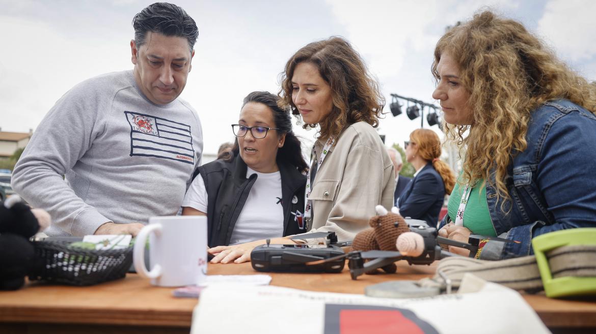 Díaz Ayuso apoya en Venturada la Feria de la Sierra Norte, con artesanos y emprendedores de 42 pequeños municipios de región