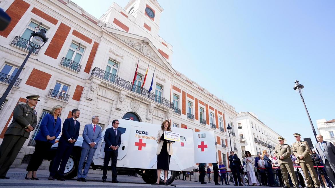 Díaz Ayuso presenta una ambulancia blindada que partirá del ‘kilómetro cero’ de Madrid para ayudar a la población de Ucrania en la zona de guerra
