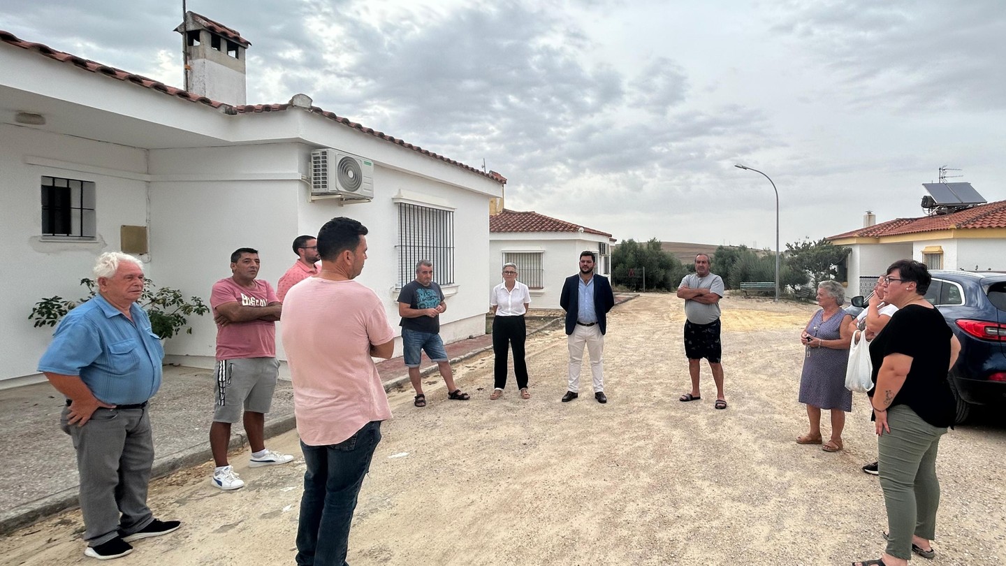 El Alcalde, Miguel Rodríguez, continúa visitando las barriadas rurales de Arcos