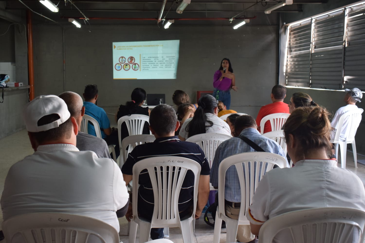 El gremio de cárnicos de la Galería Central se capacitó con el apoyo de Imdesepal y la Secretaría de Salud ¡conoce el desarrollo de esta actividad!