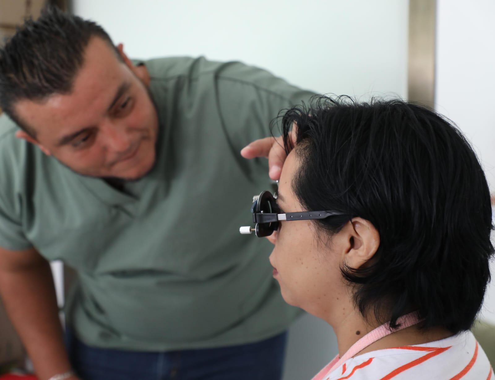 Entrega DIF Solidaridad lentes graduados a familias que más lo necesitan – H. Ayuntamiento de Solidaridad