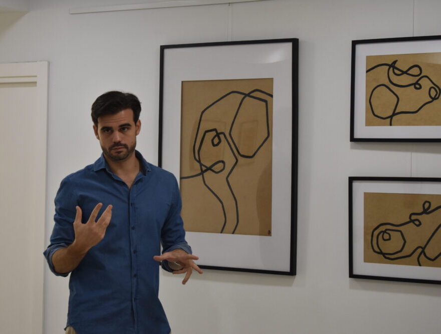 J. Ramón Angulo comparte sus obras a través de las visitas guiadas en la sala El Recreo