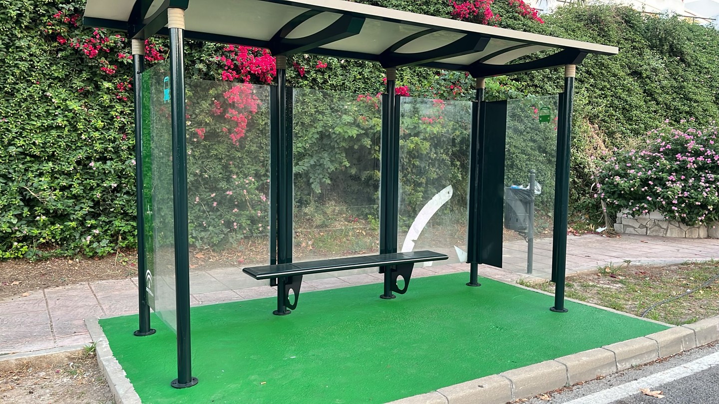 Adecentadas distintas paradas de autobuses de Arcos
