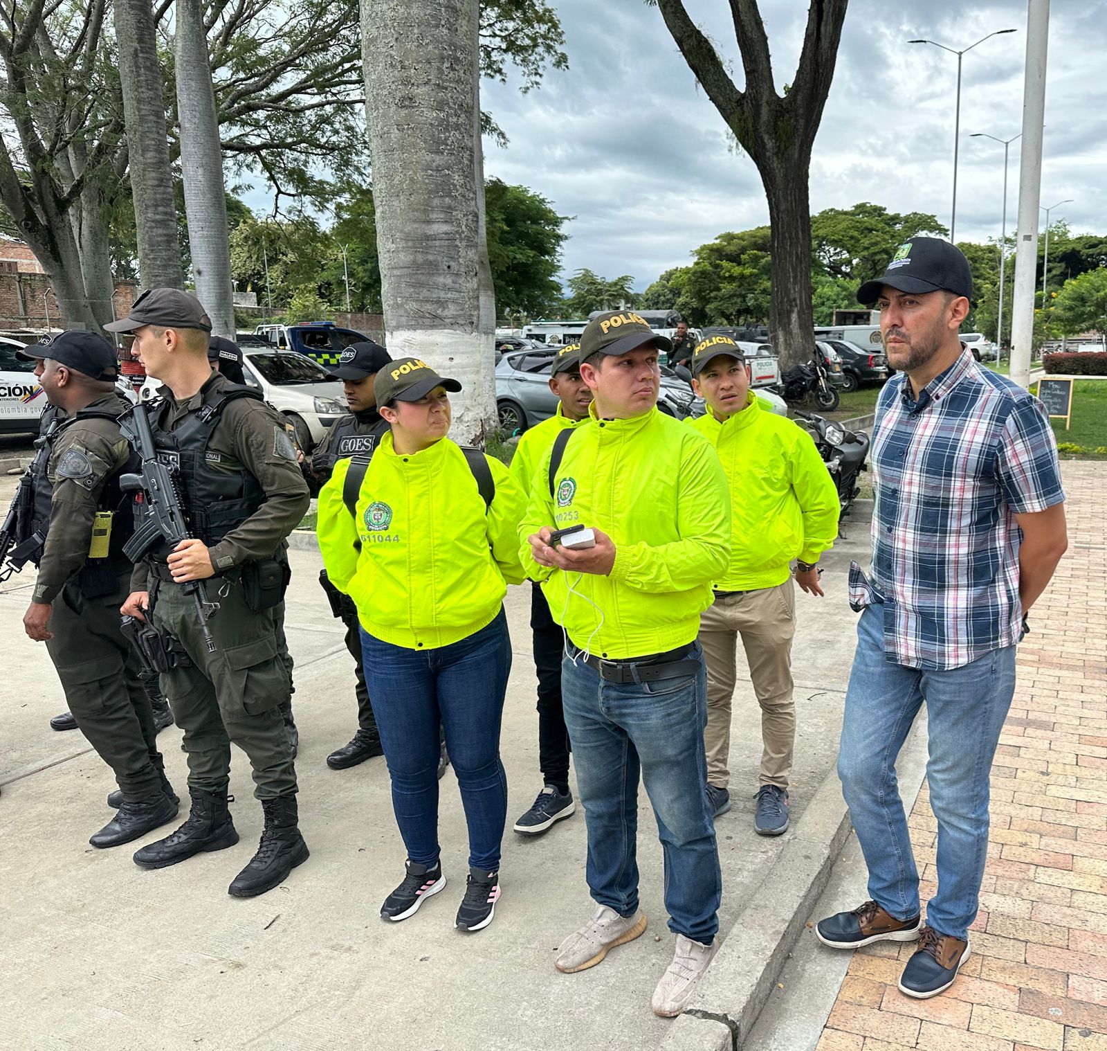 Adelantamos operativos de control e identificación de población migrante en el centro de Palmira junto a Migración Colombia -