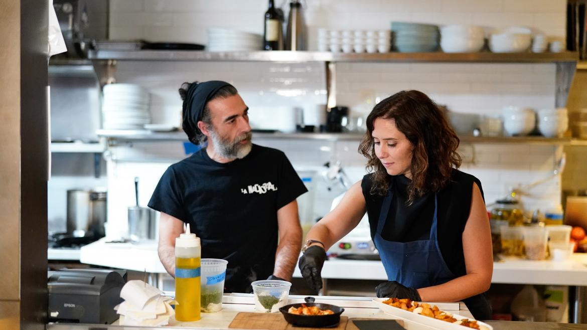 Díaz Ayuso apoya la gastronomía española en su visita a la Spanish Benevolent Society de Nueva York
