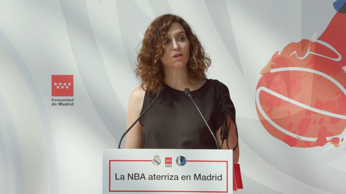 Díaz Ayuso entrega un reconocimiento de la Comunidad a Luka Dončić: “Será para siempre un madrileño más y en la NBA un embajador de nuestra lengua”