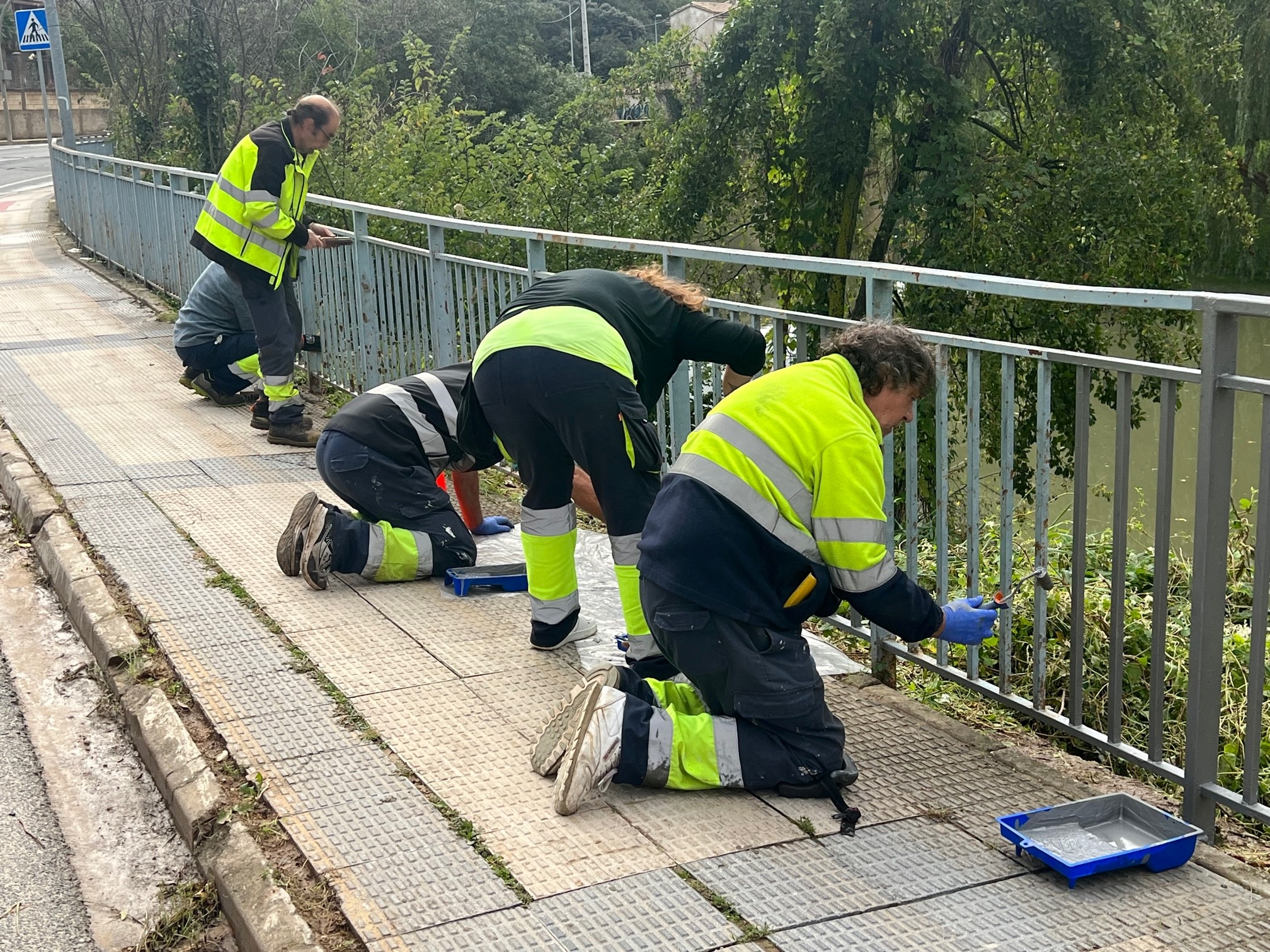 El Ayuntamiento acondiciona los accesos al cementerio desde Espoz y Mina, con arreglo y pintado de barandillas, desbroces y otras tareas de limpieza – Ayuntamiento Estella-Lizarra Udala
