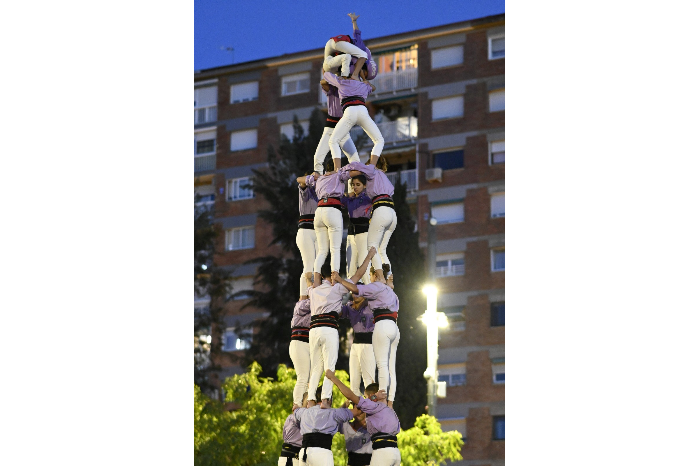 Els Castellers de Cornellà cargan el 4 de 8