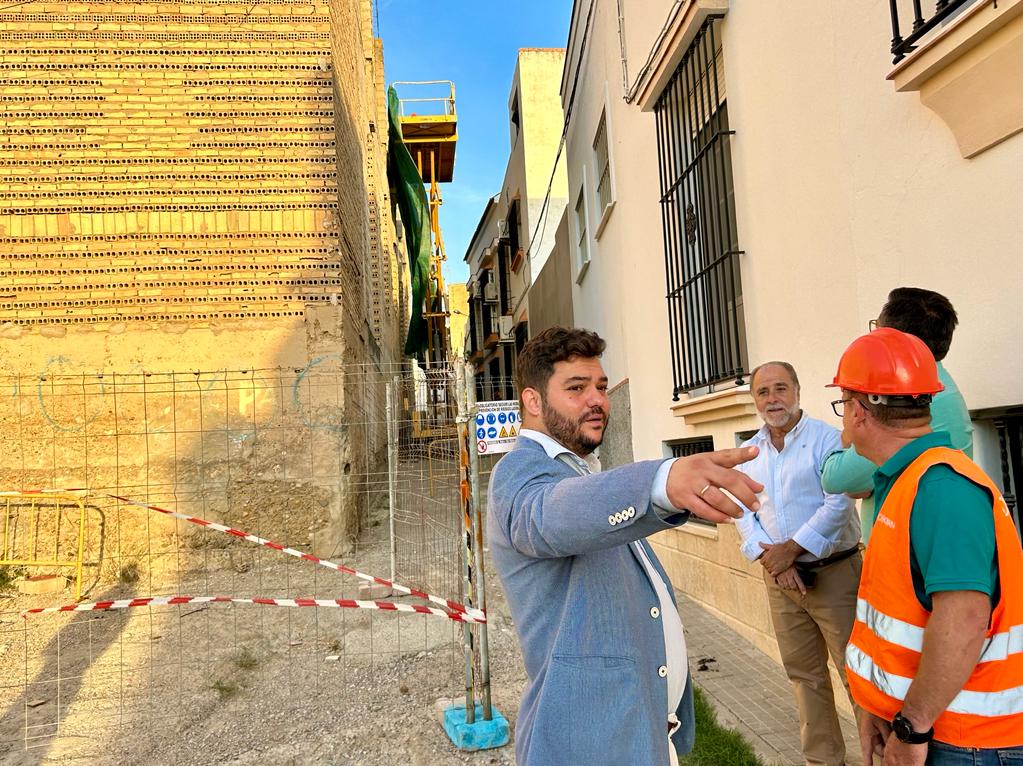 Iniciado el derrumbe del muro del antiguo «Cine Carrera»