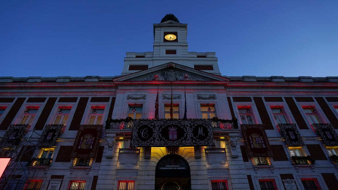 La Comunidad de Madrid ilumina la Real Casa de Correos con la bandera de España para celebrar la jura de la Constitución de la Princesa