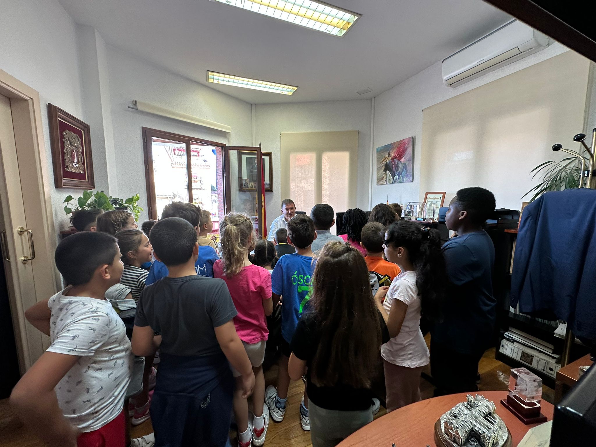 Los alumnos de 2º de Primaria del CEIP “Campohermoso” visitan el Ayuntamiento de Humanes de Madrid