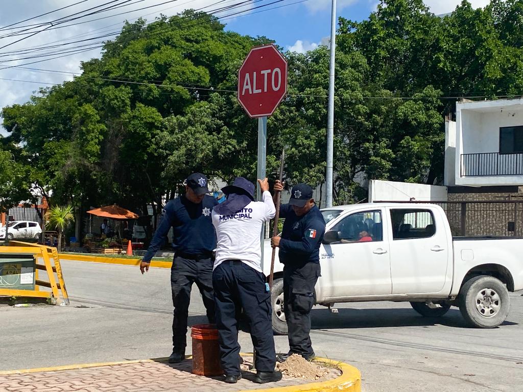 Tránsito Municipal instala señales viales para protección de los ciudadanos – H. Ayuntamiento de Solidaridad