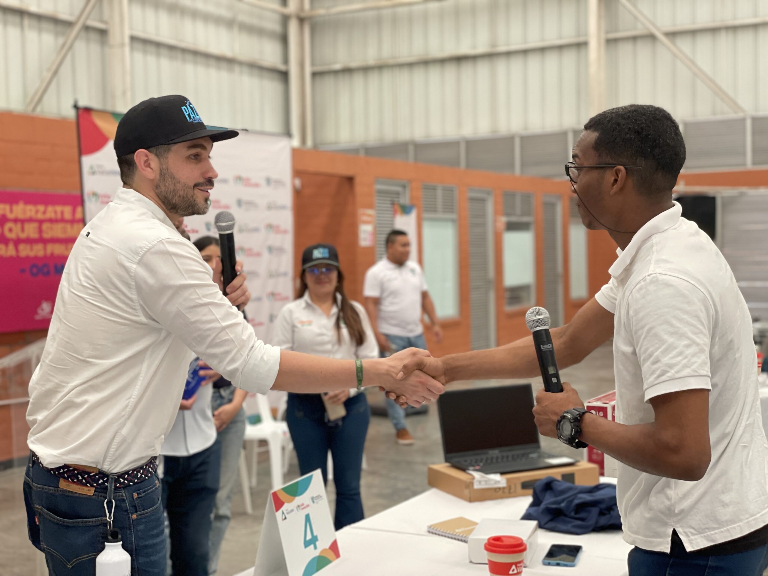 ¡Entregamos, junto a Valle INN Municipios 2023, insumos que beneficiarán a cientos de emprendedores palmiranos! -