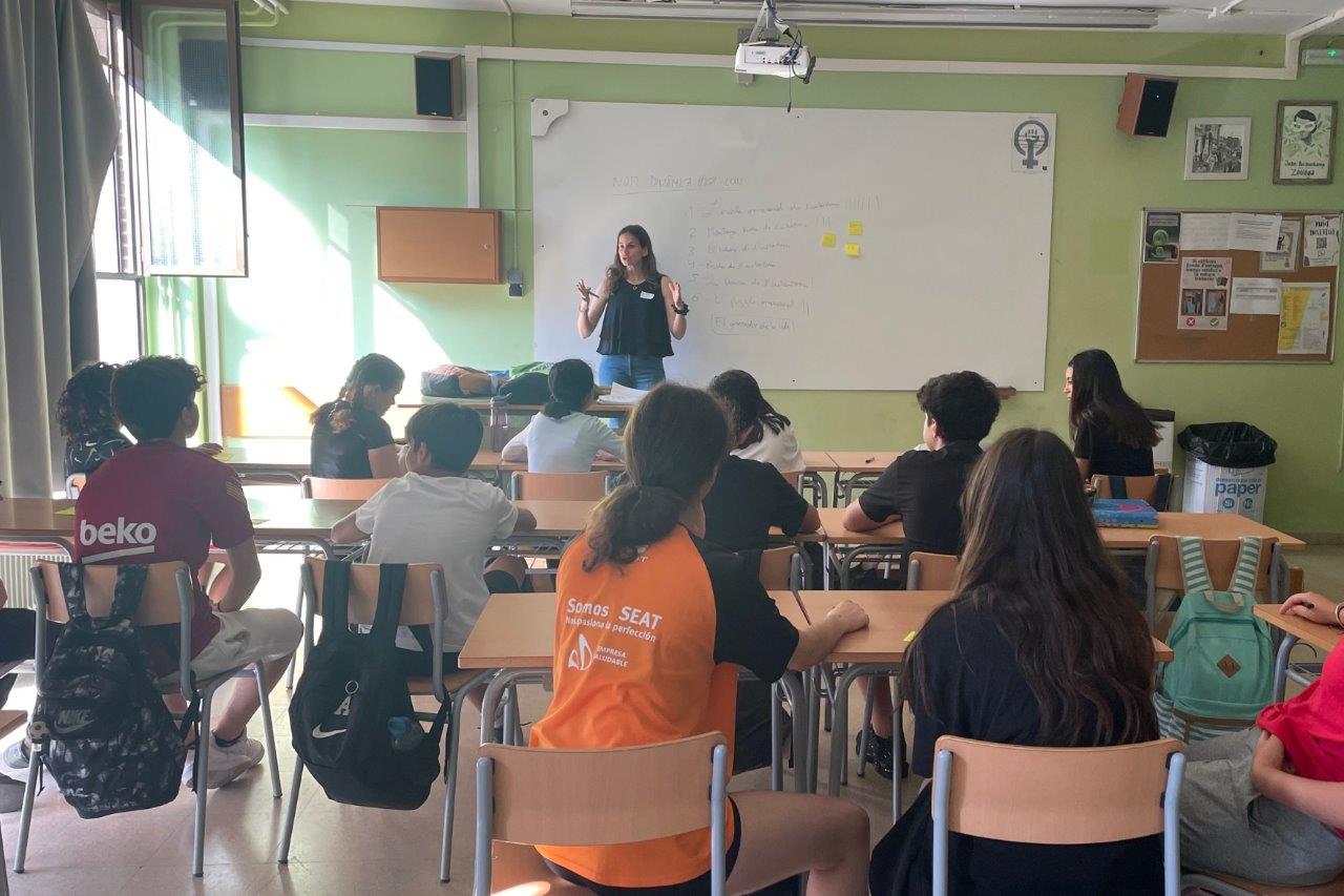 Adolescentes de Cornellà co-diseñan un proyecto para crear espacios seguros y prevenir la violencia doméstica y online en niños y adolescentes