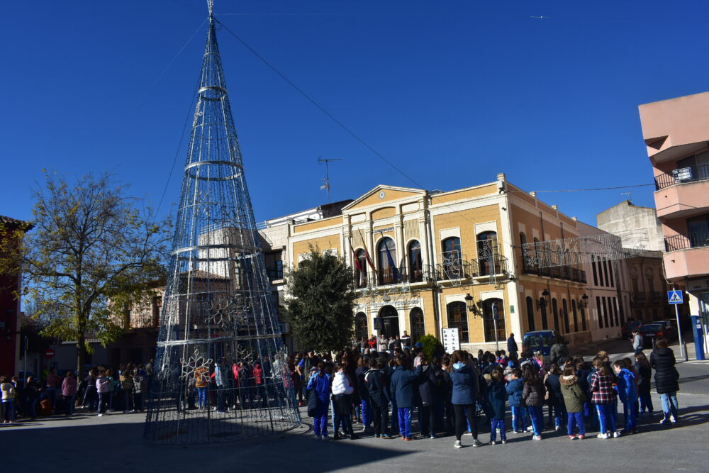Batucada en la Plaza del Ayuntamiento de Quintanar de la Orden para celebrar el 25-N