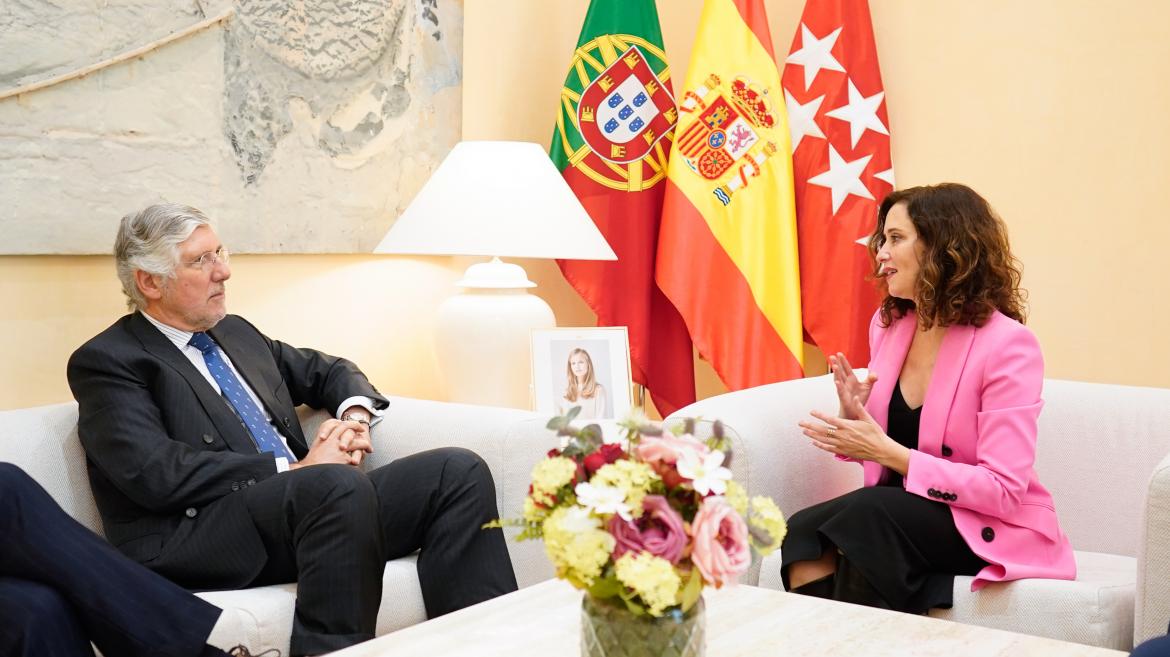 Díaz Ayuso se reúne con el embajador de Portugal en España para reforzar las relaciones políticas y comerciales