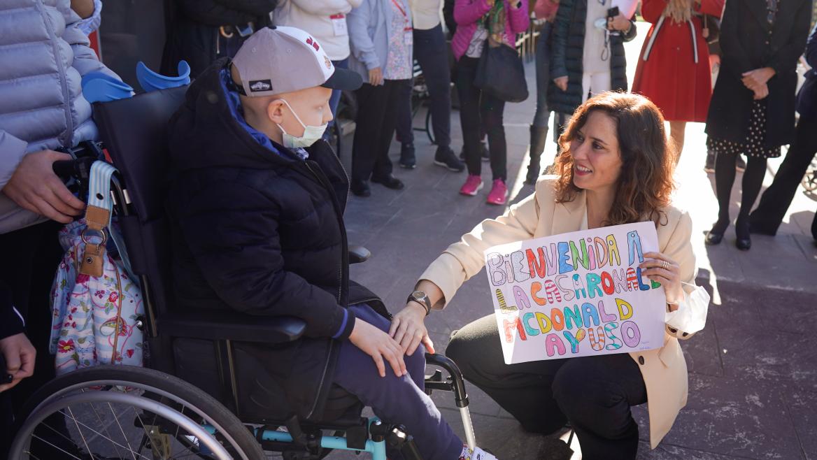 Díaz Ayuso visita la Casa Ronald McDonald que aloja a familiares de pacientes de toda España que reciben tratamientos en hospitales madrileños