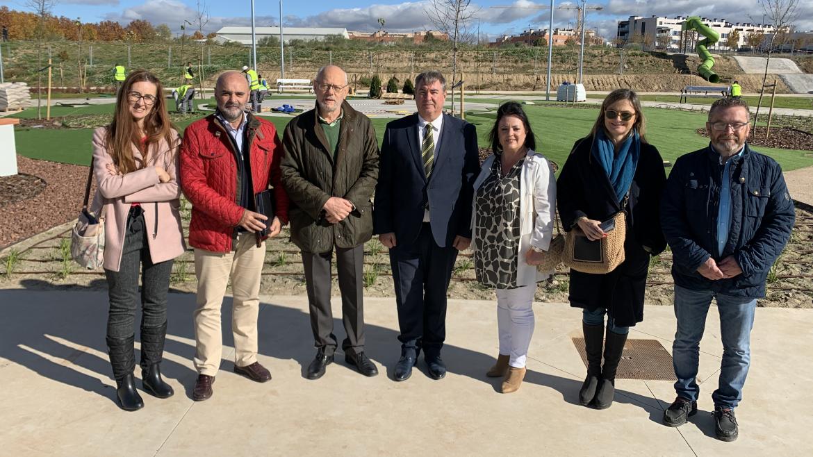La Comunidad de Madrid avanza en las obras de mejora de un parque infantil y del entorno de las instalaciones deportivas de Villalbilla
