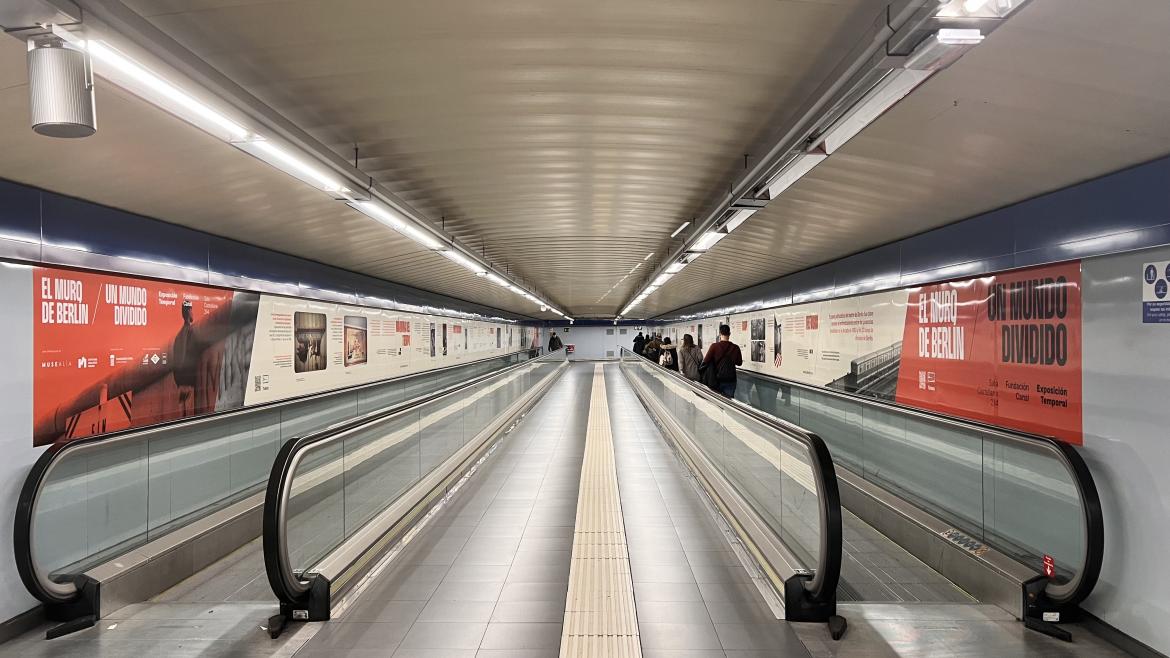 La Comunidad de Madrid recuerda con un gran mural en la estación de Plaza de Castilla la importancia que tuvo el Metro berlinés entre 1961 y 1989