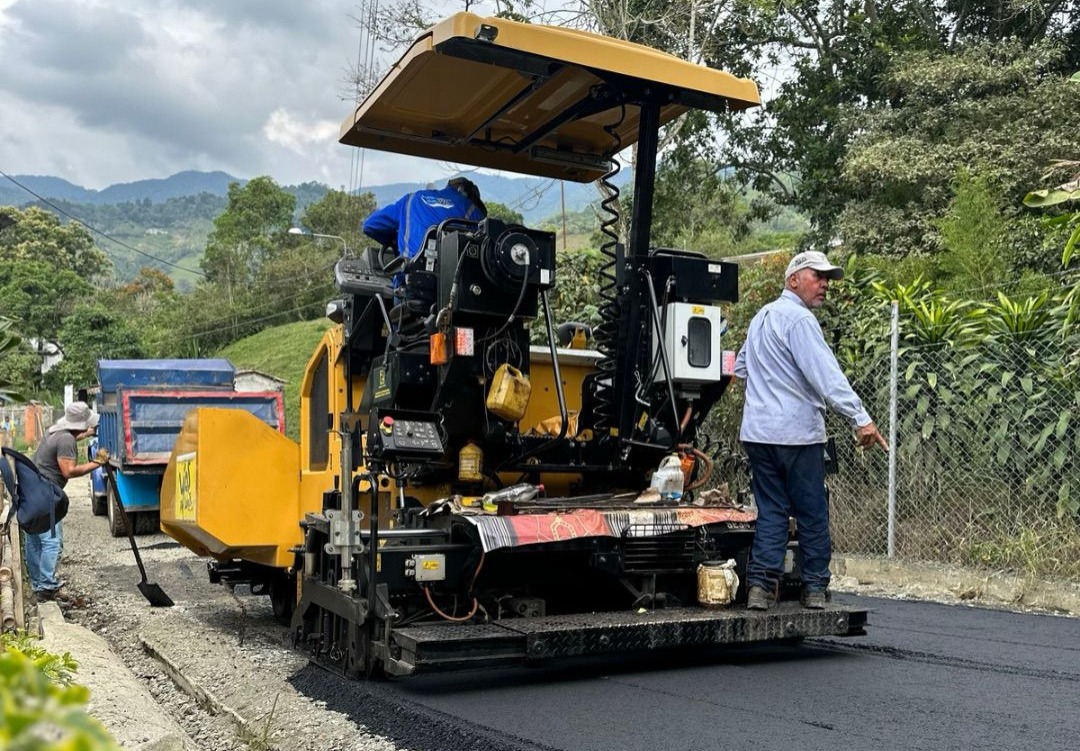 Pavimentamos los primeros 200 metros de vía en el corregimiento de Calucé ¡Así avanza la obra! -