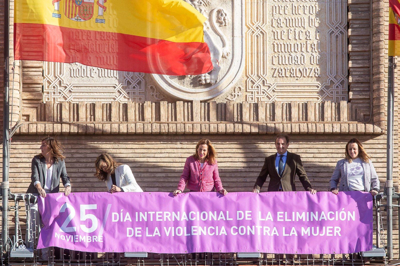 Zaragoza rememora a las víctimas de violencia de género con un minuto de silencio y un gran lazo violeta. Noticia. Ayuntamiento de Zaragoza