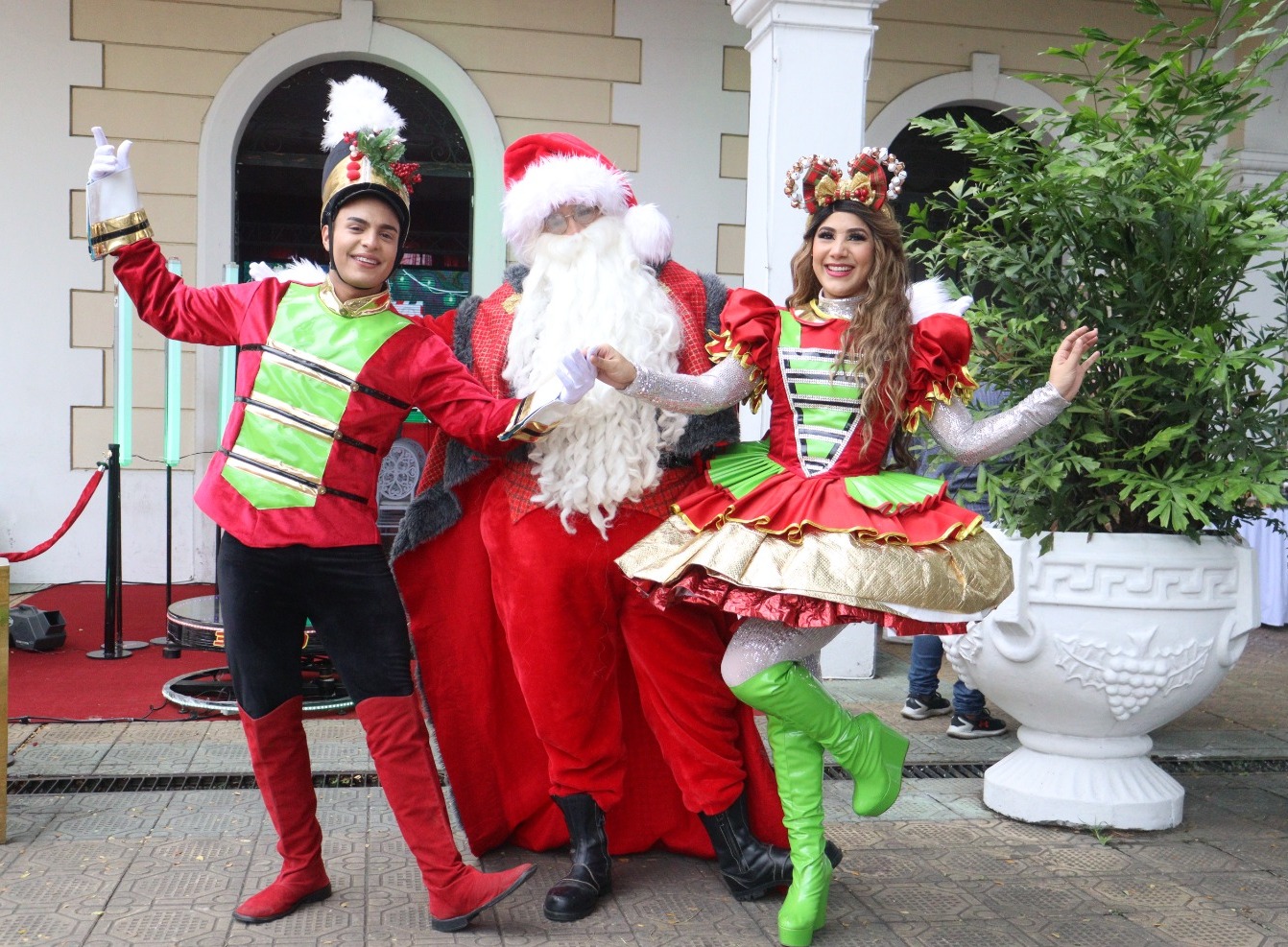 ¡Este viernes 1 de diciembre acompáñanos a la encendida del alumbrado navideño en el parque Bolívar! -
