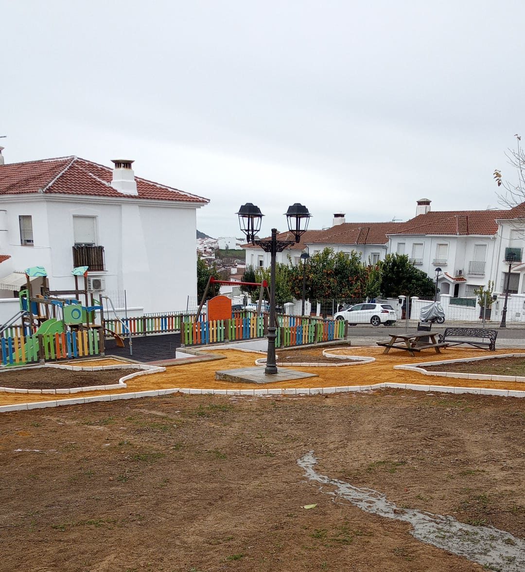 El Área de Mantenimiento y Urbanismo continúa con los trabajos en la localidad. – Cazalla de la Sierra