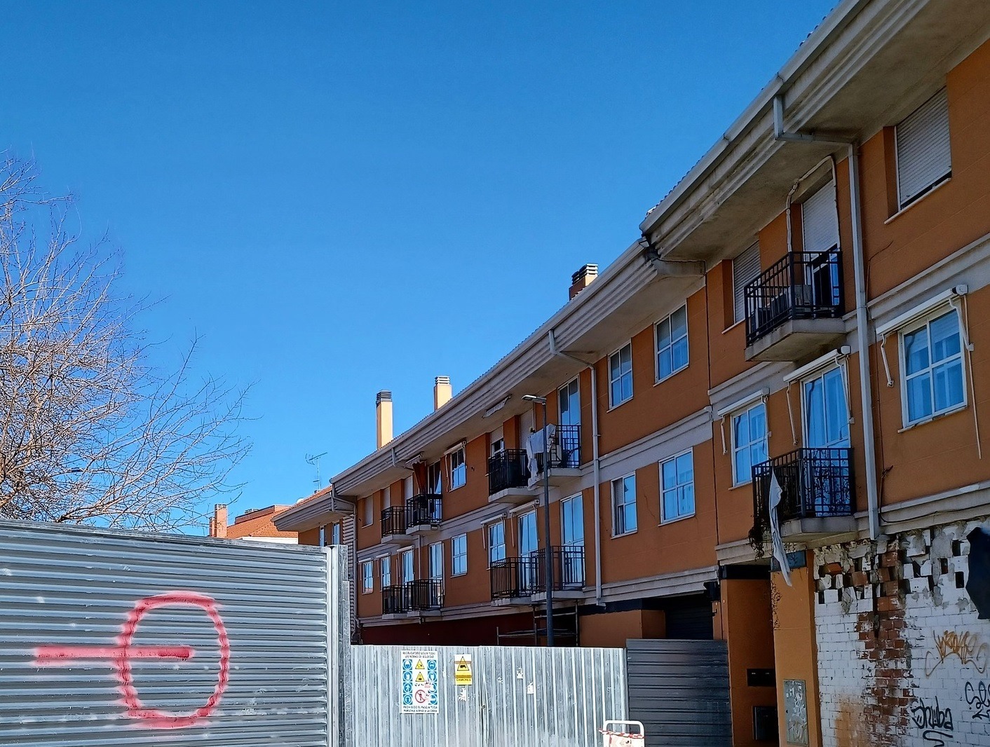 El Ayuntamiento de San Fernando de Henares muestra su total apoyo a los/as vecinos/as afectados/as por Metro de la calle Rafael Alberti tras conocer que sus viviendas serán derribadas