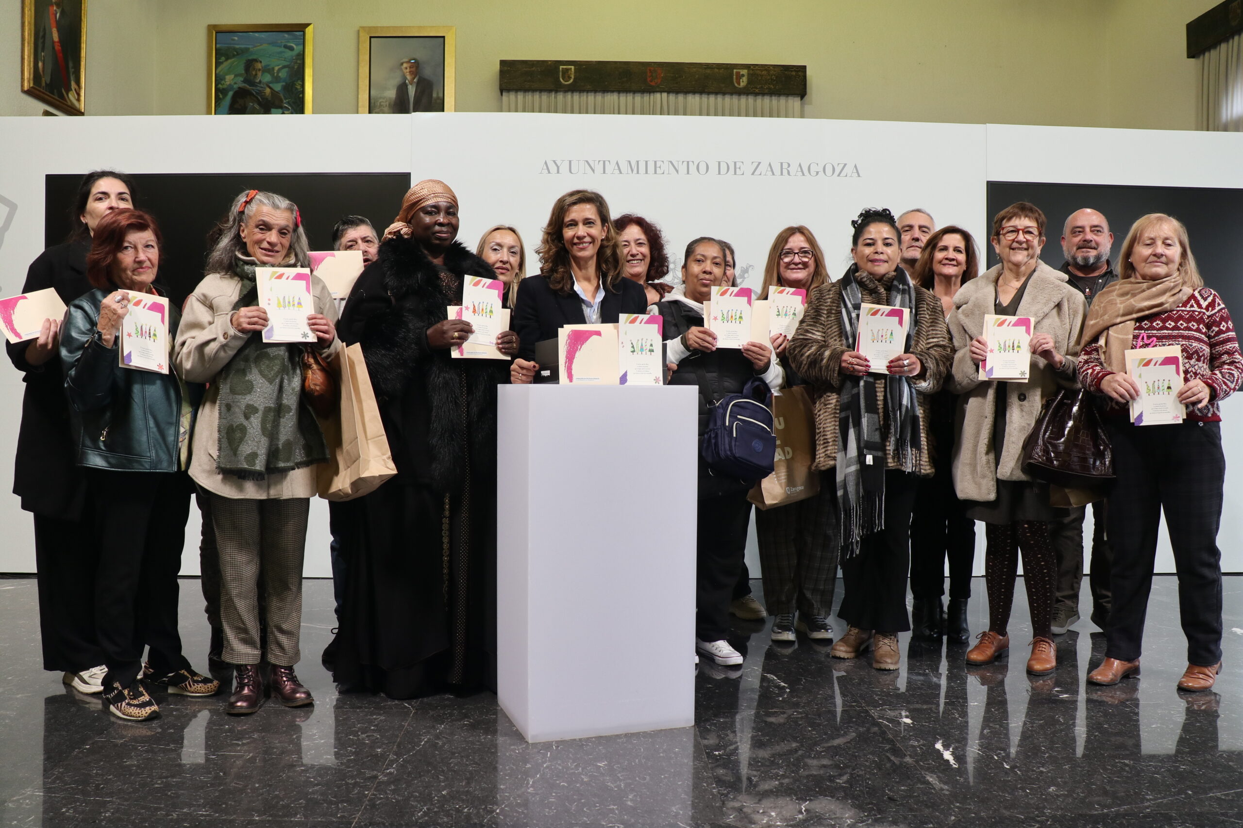 El Ayuntamiento de Zaragoza felicitará la Navidad con 700 postales elaboradas por mujeres del Albergue Municipal. Noticia. Ayuntamiento de Zaragoza