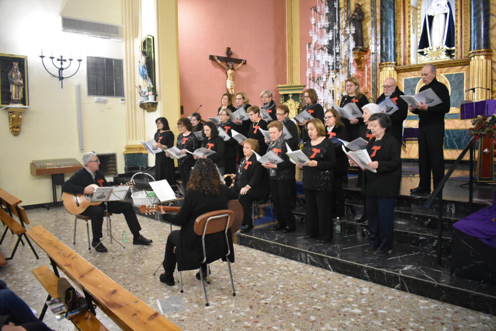 El coro San Francisco llena el convento de Quintanar de la Orden gracias a sus villancicos