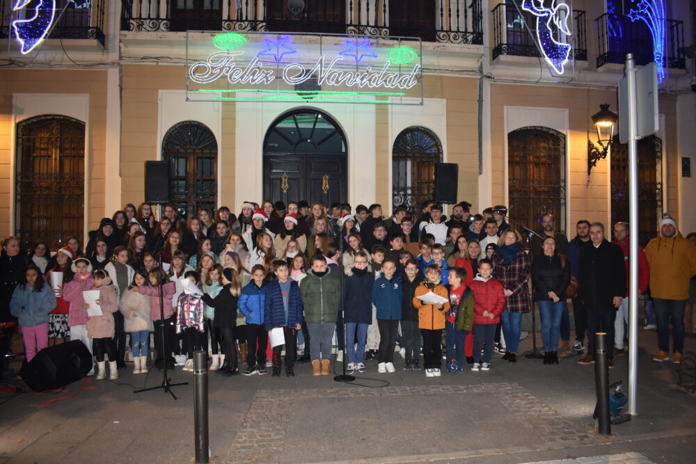 El coro de niños de la iglesia cristiano-evangélica canta villancicos en Quintanar de la Orden
